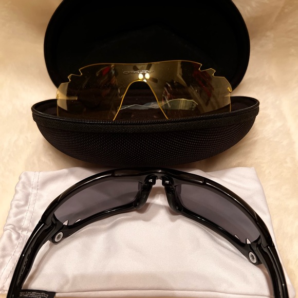 Authentic Oakley sunglasses with two different lenses - Picture 5 of 7